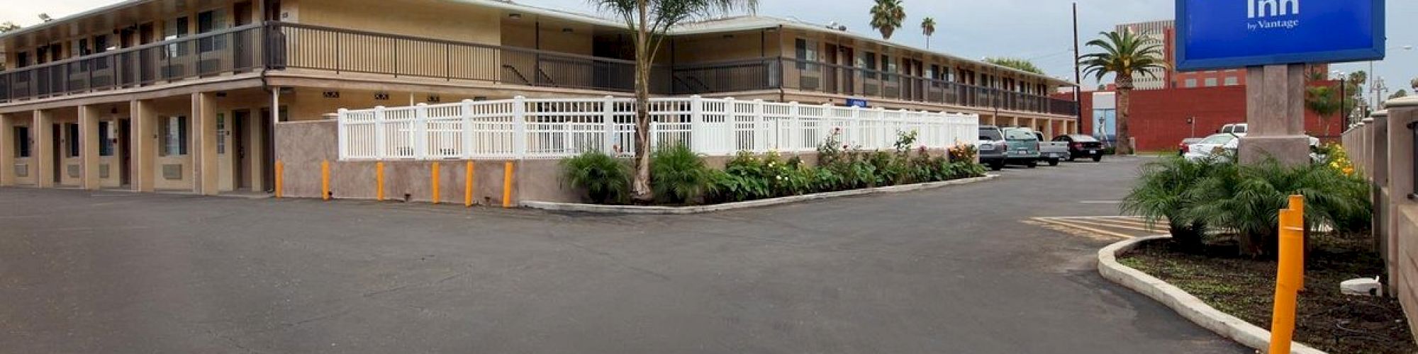 Raincross Hotel Riverside Downtown
