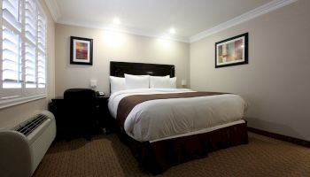 Raincross Hotel Riverside Downtown