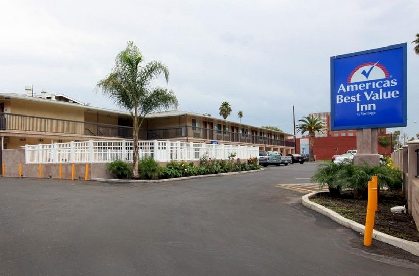 Raincross Hotel Riverside Downtown